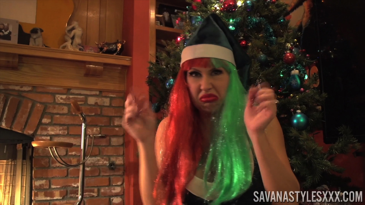 Naughty elf Savana Styles squirts as she masturbates passionately foto porno #422934316