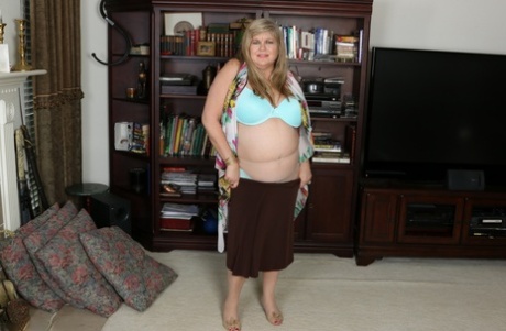 Obese mature lady from America unleashes her saggy boobs in her underwear