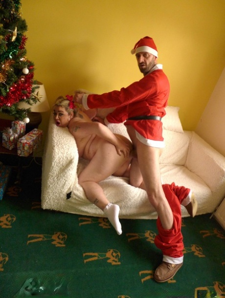 Nude Fatty Saskia Squirts Gets A Christmas Fuck From A Horny Santa