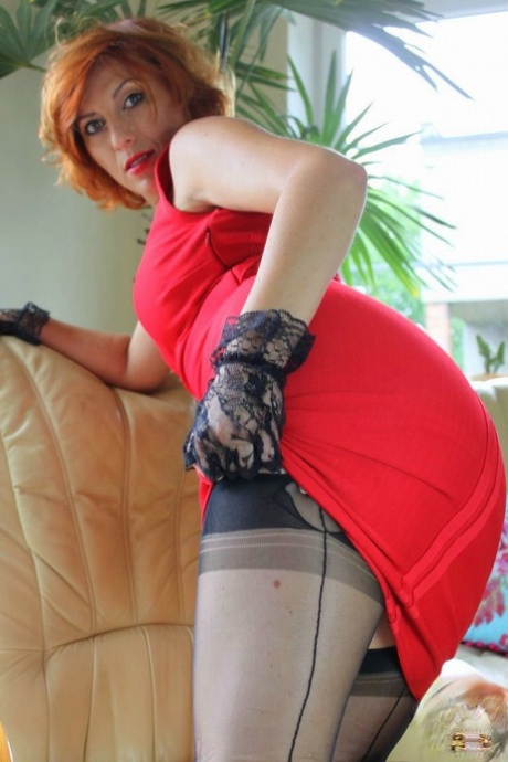 Горячая рыжая Vixen Nylons задирает свое красное платье в сексуальных чулках и подвязках