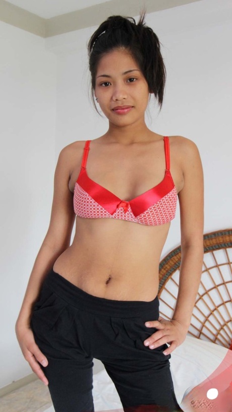 Худенькая филиппинка показывает свою лысую киску перед тем, как дрочить секс-туристу