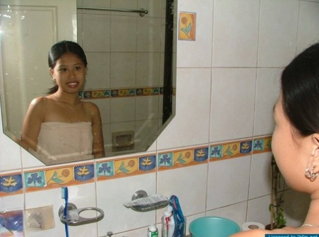 After being caught naked in a shower, an Asian amateur pees on the toilet with difficulty.