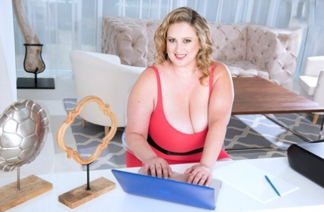 Her huge breasts are sucked by BBW Amiee Robertson before she has sexual intercourse.