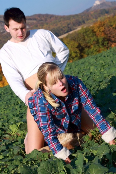Юная блондинка Марри Квин получает камшот на спину после секса в поле