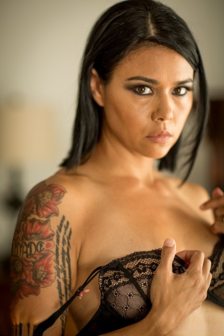 Asian model Dana Vespoli doffs her bra and panties for nude modeling gig