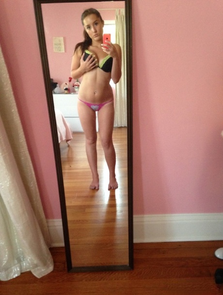 Solo Girl Ariana Cruz Takes Nude Selfies In A Full-length Mirror