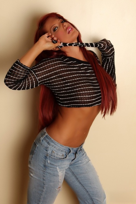 Super Hot Redhead Shanna Showing Big Tit Glimpse In Tight Jeans & Crop Top