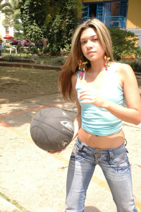 During an activity at the park where she shoots hoops, Diana, who is a Latina amateur, had sexual intercourse with a man.