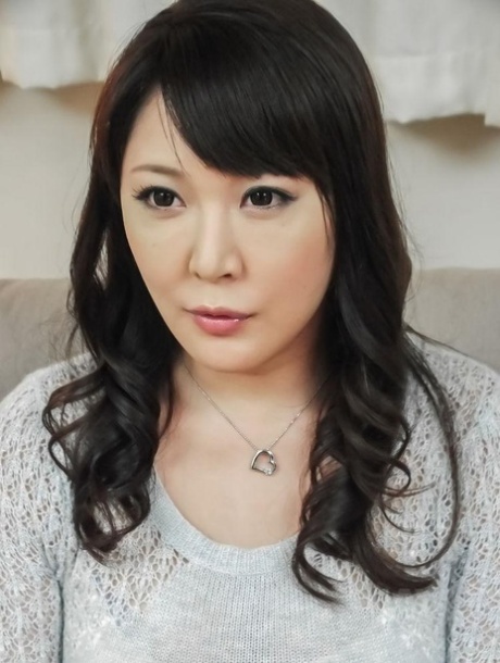 Both her vagina and asshole are stimulated simultaneously by the Japanese MILF Hinata Komine.