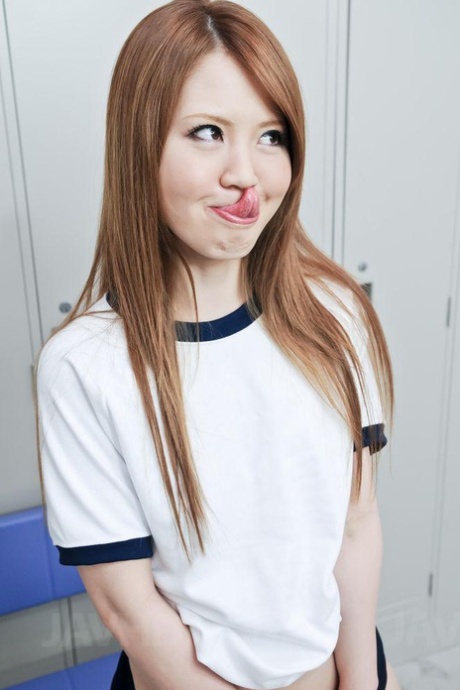Sakamoto Hikari, an English schoolgirl, exposes herself during a modeling event.