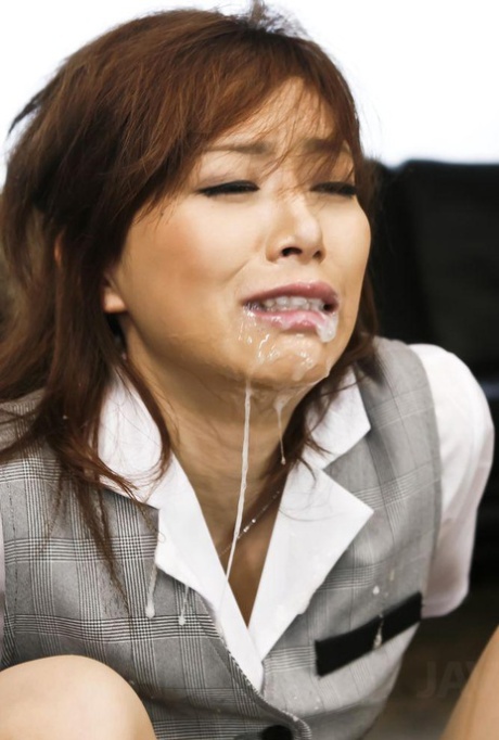 During her oral sex, Japanese hostess Keito Miyazawa swallowing gum.