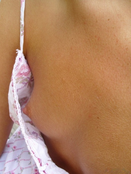 Small Titties Pics
