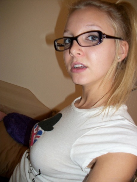 Teen Self Shot Girl Glasses - Self Shot Glasses Porn Pics & Naked Photos - PornPics.com