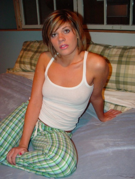 Соло-девушка Хейли Джеймс обнажает свою упругую грудь в пижамных штанах