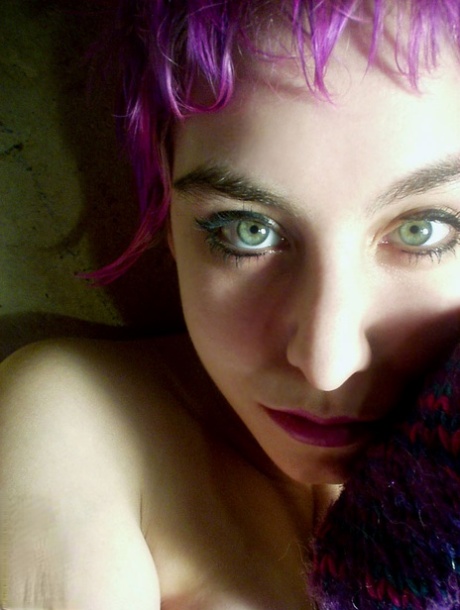 The girl with unique features, Babybird (sheep), takes selfies while displaying her striking eyes and dyed hair.