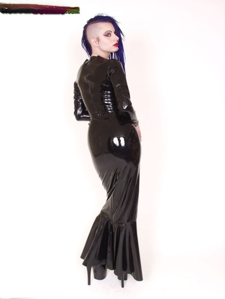 Панк-девушка Darenzia выпускает свои твердые сиськи из латексного платья во всю длину