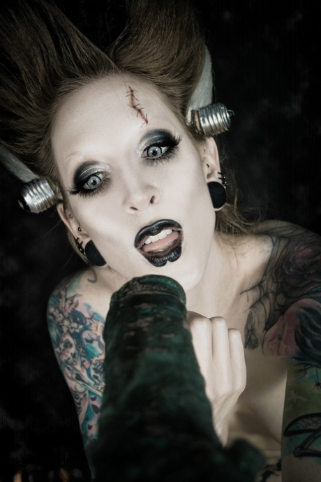 Tattoo Model Razor Candi Sucks On A Big Dildo In Bride Of Frankenstein Attire
