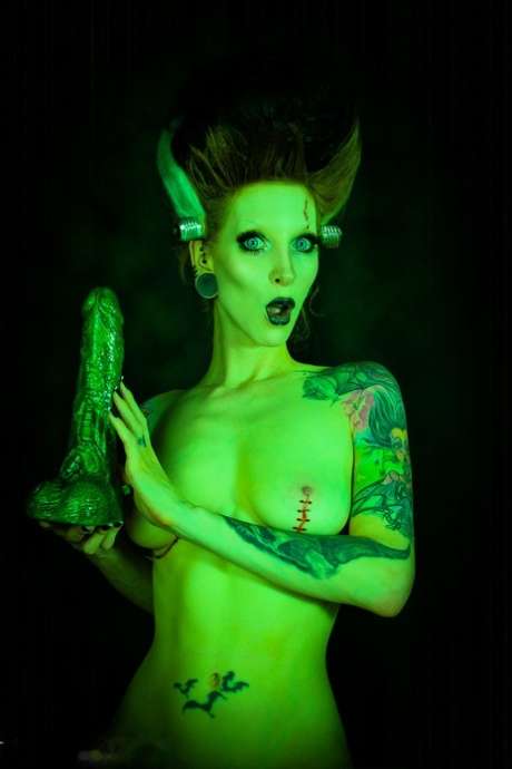 Solo Model Razor Candi Gets Freaky With A Huge Dildo As Bride Of Frankenstein