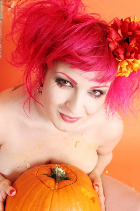 In her nude outfit, Xanthia Doll creates the illusion of a pumpkin while holding up her leg warmers with big tit-tied letters.