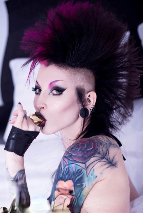 Razor, the Alt girl, has a mohawk hairstyle and a buttocks-like buttock patch on her backside.