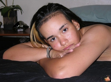 When posing in her first nude pose, Sam from Puerto Rico spreads herself to make a small cut.