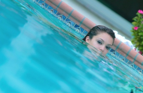 Beautiful Amateur Model Taylor Ashley Peels Off Wet Tank Top In The Pool