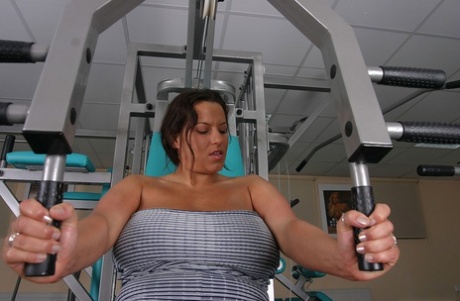 During her gym workouts, Aneta Buena, the solo model, loses her massive breasts.