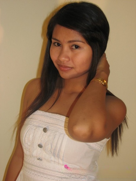 Filipina Teen With A Nice Smile Gets Completely Naked During Solo Action