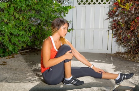 A sporty actress named Jessica Moroz shows off her yoga pants in the yard to keep herself cool.