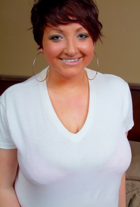 In a white T-shirt with big breasts, Lainey the adult plump is dressed in clothing.