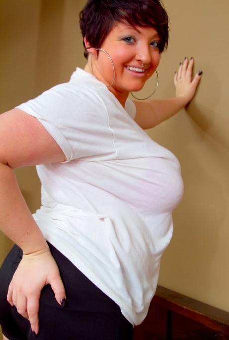 Mature Plumper Lainey Fills Out A White T-shirt With Ample Sized Breasts