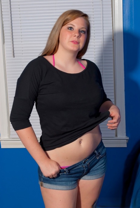 Большая толстушка Джессика Кейс снимает свой розовый лифчик, чтобы освободить свою огромную грудь