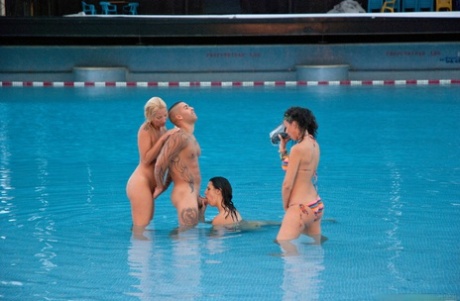3 горячие девушки снимают свои бикини перед тем, как трахнуть одинокого чувака в бассейне и вне его