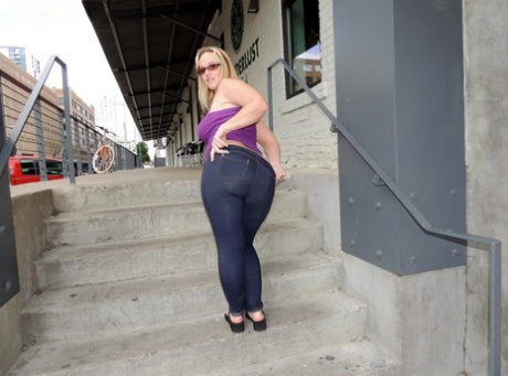 Before masturbating in a car, Dee Siren, a fat amateur, flashes face in public.