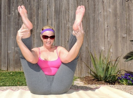 Despite being dressed in sweatpants by the pool, Dee Siren, an amateur female, frees her large assaurus from its rest.