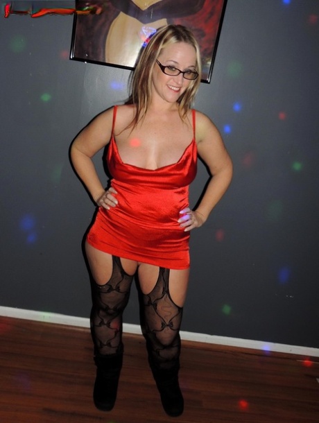 The thin amateur Dee Siren takes off her glasses before displaying big tits.