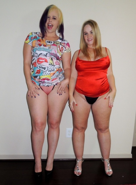 Dee Siren and Virgo Peridot, both overweight women, exhibit their enormous buttocks before engaging in a kiss.