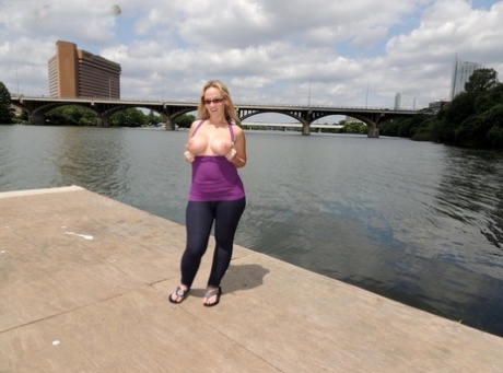 Fat lady Dee Siren bares her stomach and buttock in public before being fingered.