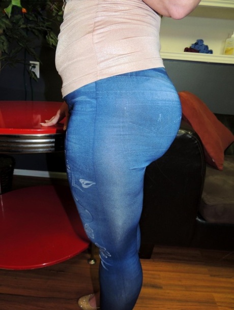 PAWG Dee Siren exposes a single breast while wearing jeans and glasses.