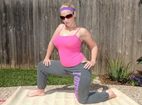 During her yoga practice outside, Dee Siren showcases her large buttocks.