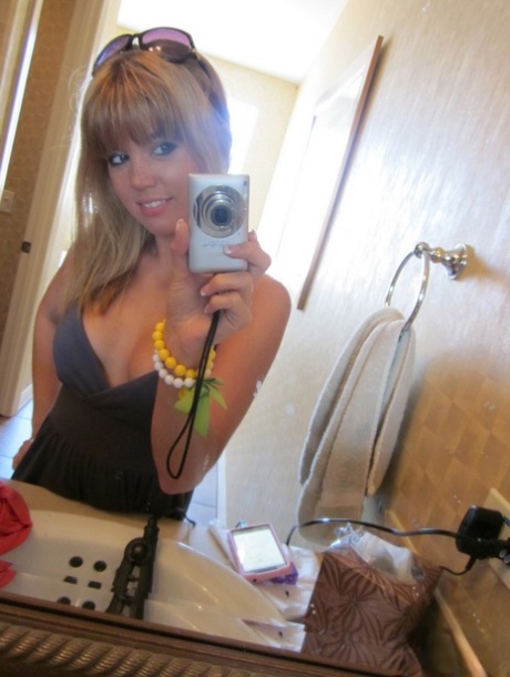 In a bathroom, Diddylicious is an adorable young girl who takes selfies while being naked.