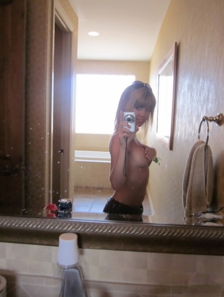 Diddylicious is an adorable little girl who takes selfies while being naked in a bathroom.