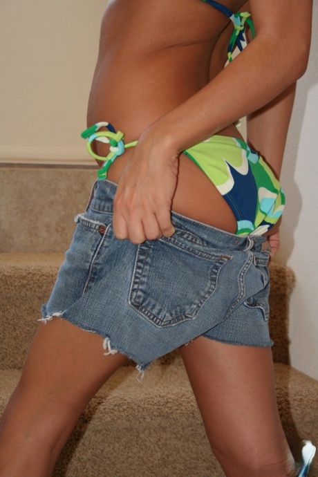 Симпатичная молодая девушка Кейт Краш снимает обрезанные шорты и бикини, чтобы постоять голой