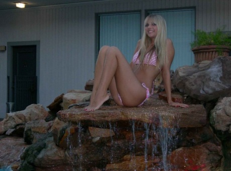 Блондинка-любительница Яна Джордан моделирует бикини в крытом бассейне