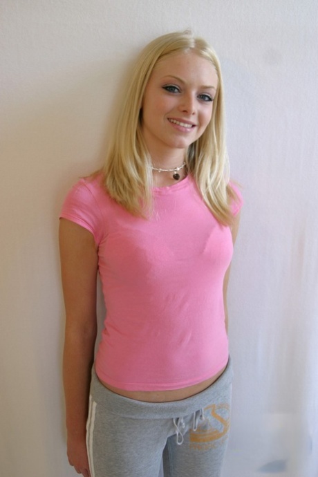 Симпатичная девушка-подросток Скай Модель тусуется в розовой рубашке и штанах для йоги