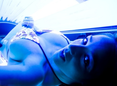 Amateur Girl Nikki Sims Takes Teasing Self Shots On A Suntanning Bed