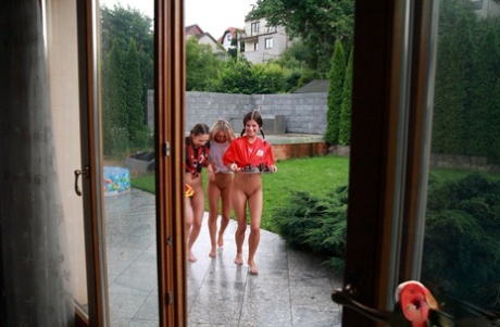 3 молодые девушки трутся кисками после купания в крытом бассейне