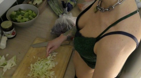 Соло-девушка Эбигейл Дюпри делает короткую стрижку, готовя салат в красотках