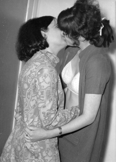 Vintage Lesbian Kissing Porn Pics & Naked Photos - PornPics.com