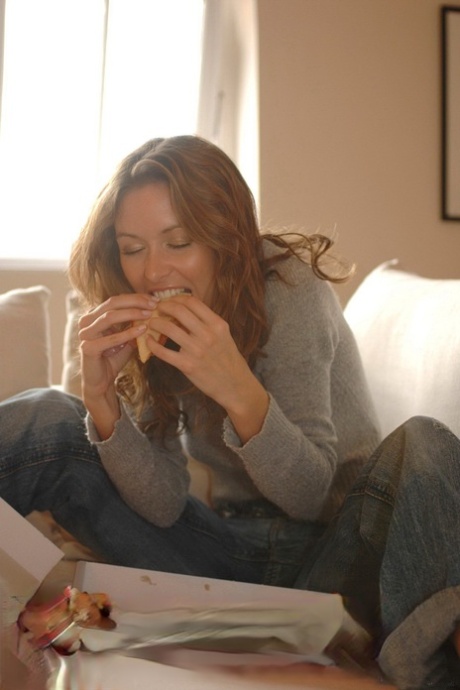 Solo Girl Nikkala Stott Takes Off Her Sweater After Having A Bite To Eat